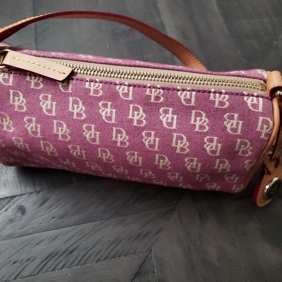 *SOLD* NWOT Dooney & Bourke barrel bag - Picture 4 of 7